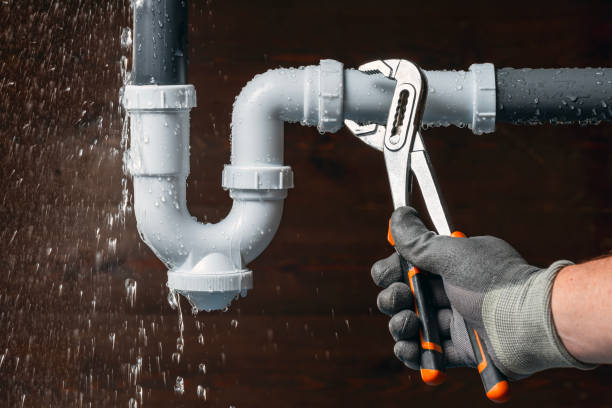 Professional Emergency Plumber technician working in Fontana, KS